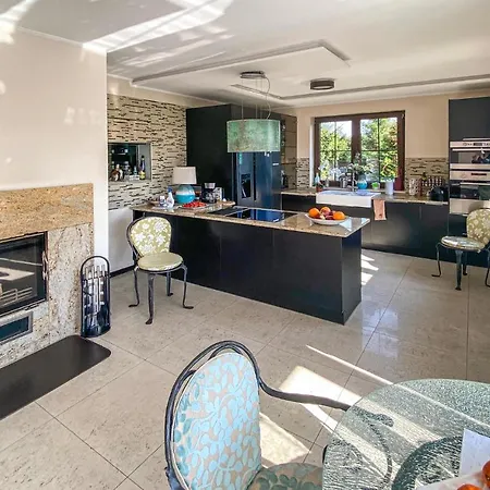 Casa vacanze Lovely In With Kitchen